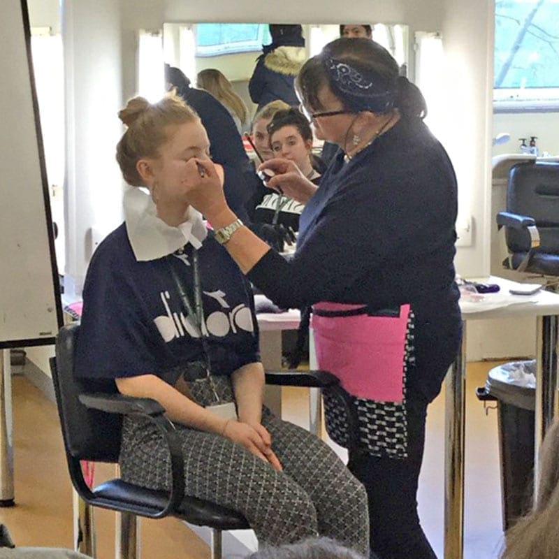 film make-up demonstration 7 - brushstroke