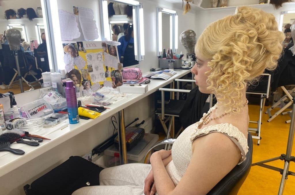How to Become a Celebrity Makeup Artist