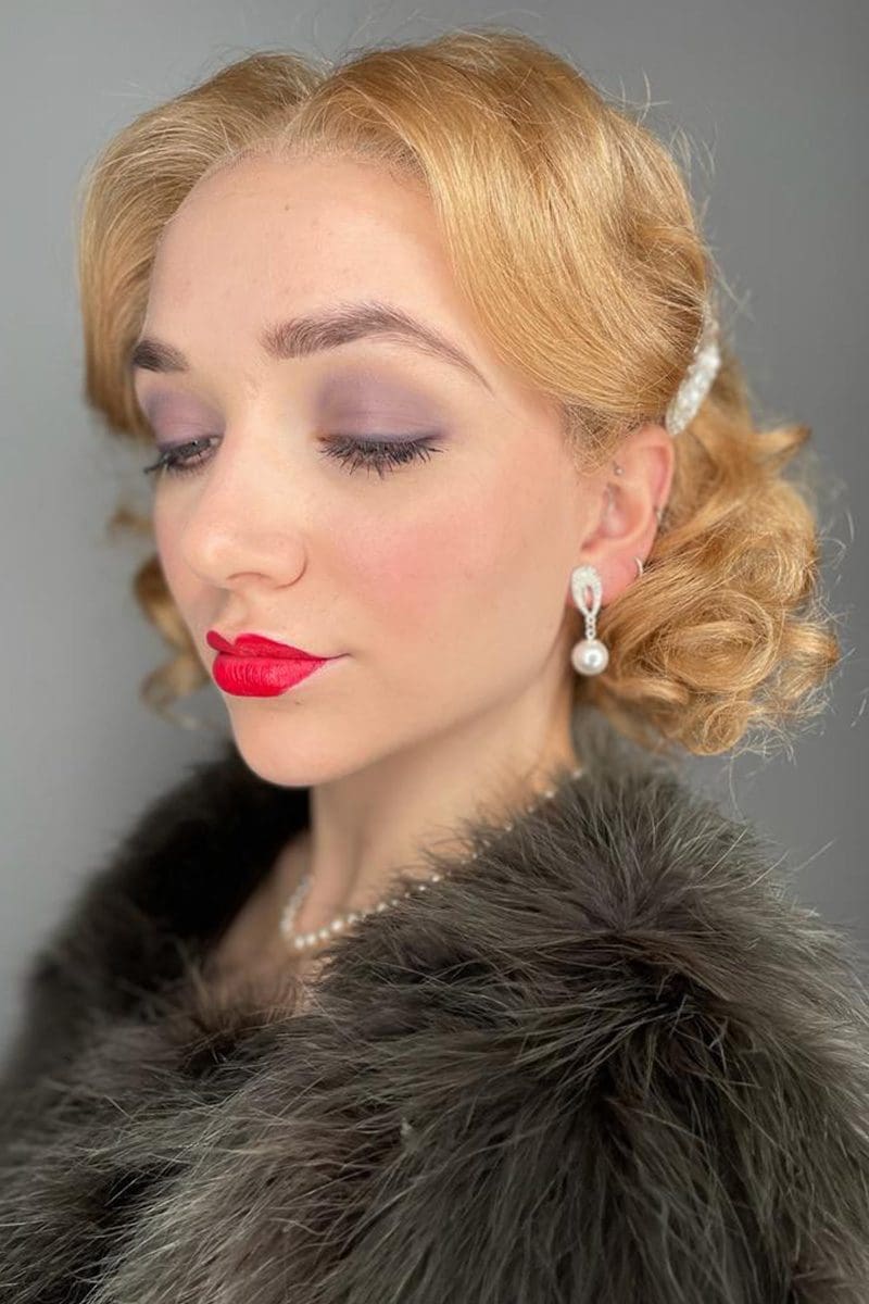 Girl with 20s makeup 800 x 1200