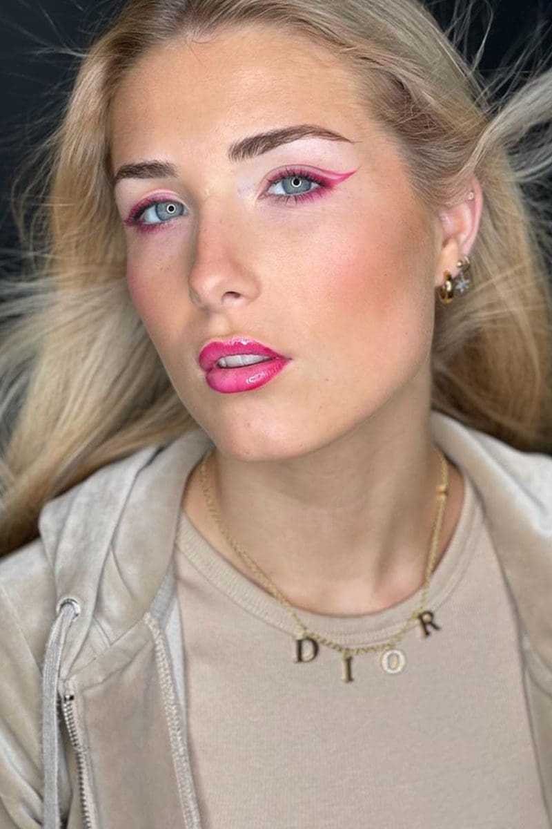 Becoming a makeup artist Becoming a makeup artist
