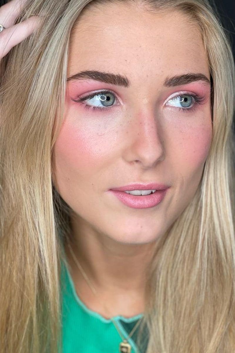 Makeup training for school leavers