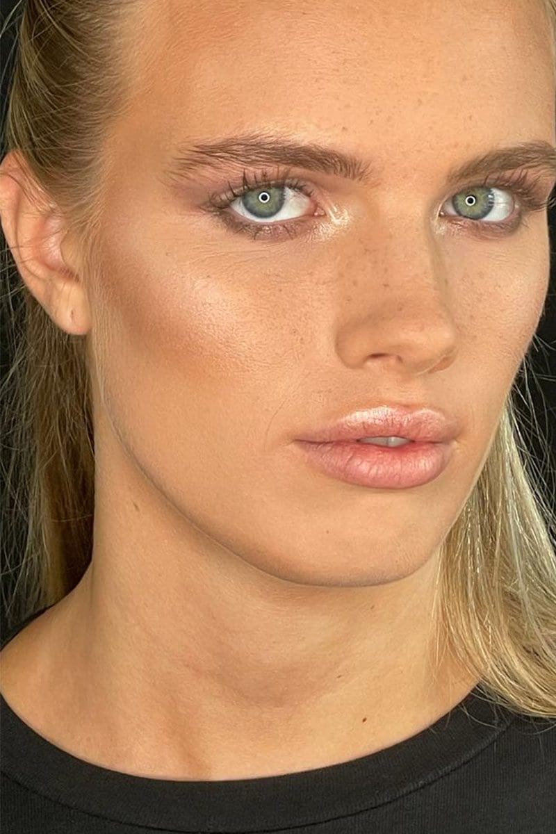 Makeup training for school leavers