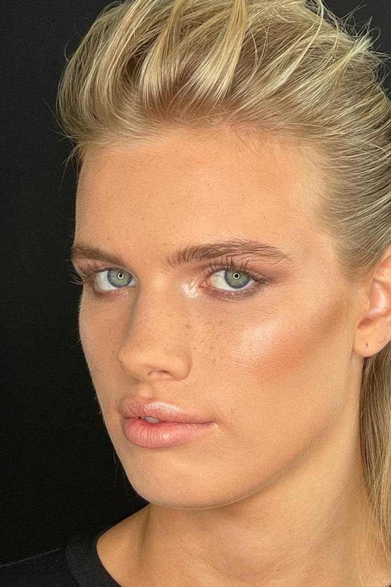 Makeup training for school leavers
